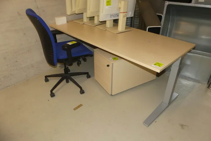 Schreibtisch mit Bürostuhl u. Rollcontainer Maße in cm ca.: 180 x 80